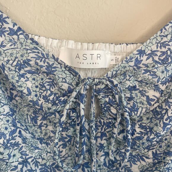 ASTR The Label Blue Ditsy Floral Cropped Top Tie Front Puff Sleeves - Size S - Picture 2 of 4